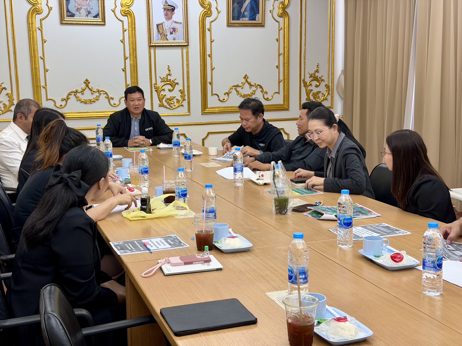 title - สวผ. ร่วมประชุมหารือเพื่อแก้ไขปัญหาความล่าช้าในการก่อสร้างโรงอบ